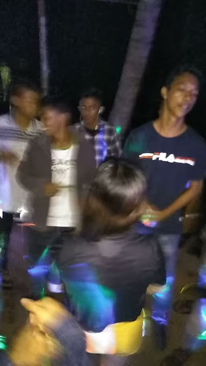 Hiburan budak kampung , parah !!! Biduan di jepit