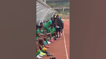 WACHEZAJI WA YANGA SC WAKISALIMIANA NA NIYONZIMA 