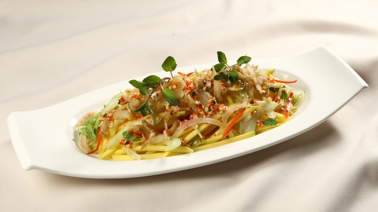 Gỏi xoài cá cơm chiên