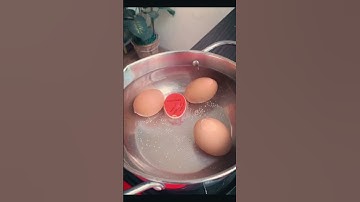 This egg timer changes color! 🥚 #KitchenHack #EggTimer #Cooking