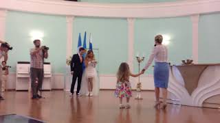 Маленькая девочка Василиса подносит свадебные кольца Маленькая девочка Василиса подносит свадебные кольца