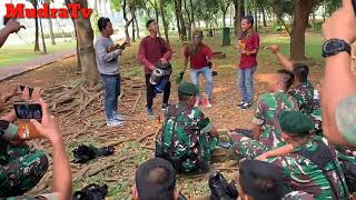 Pengamen ALAY!! Mamik Di sawer Langsung Oleh Bapak TNI Langsung Lagunya Si Raja Dangdut