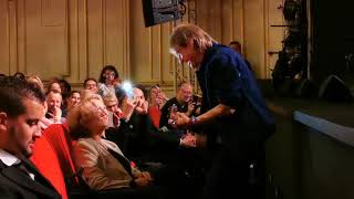 Sensation, Demain la bas peut être     quand @jeanlouisaubert chante devant sa maman