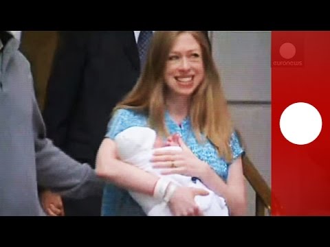 Video: Chelsea Clinton Deelt Haar Routines Als Moeder Van Haar Baby Charlot