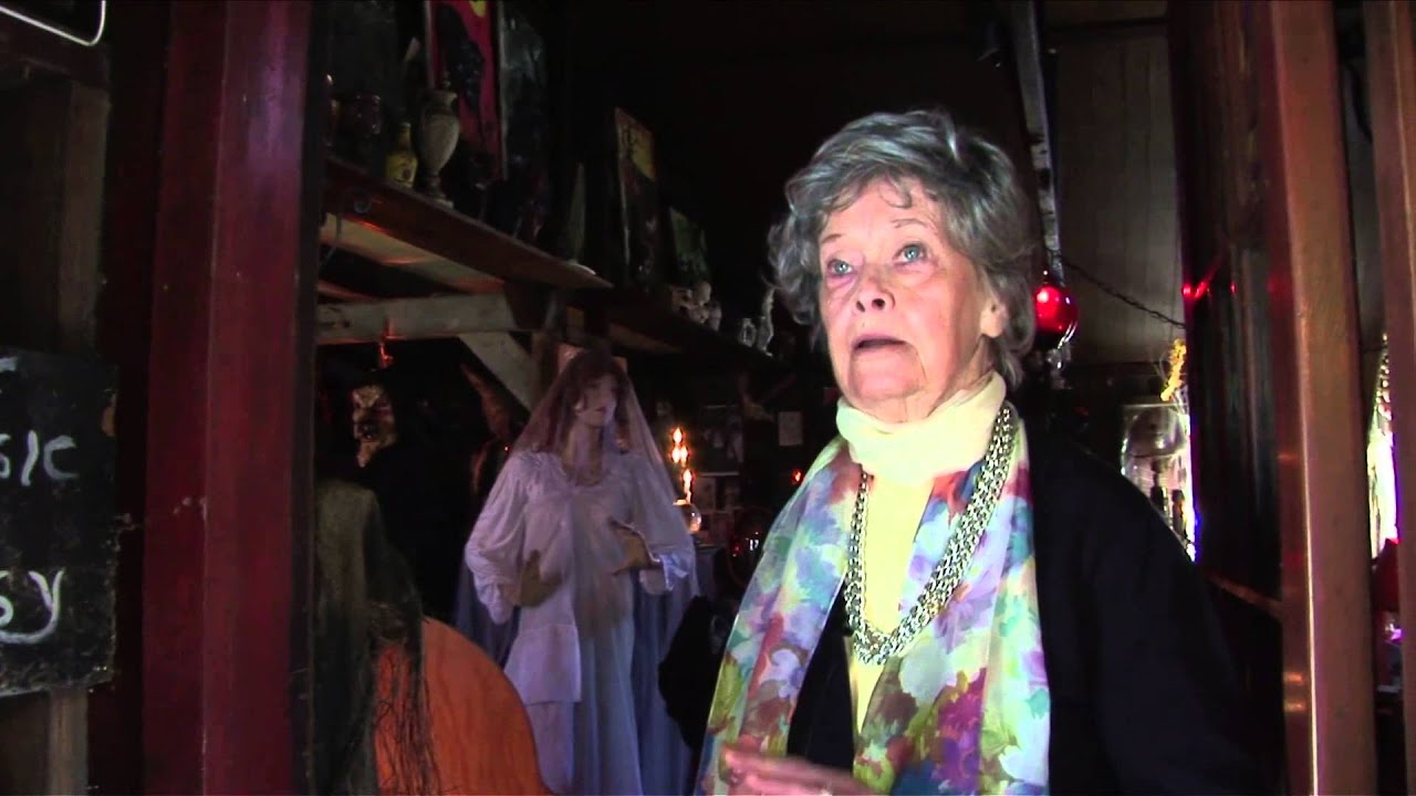 The Conjuring - Featurette: The Real Lorraine Warren - YouTube