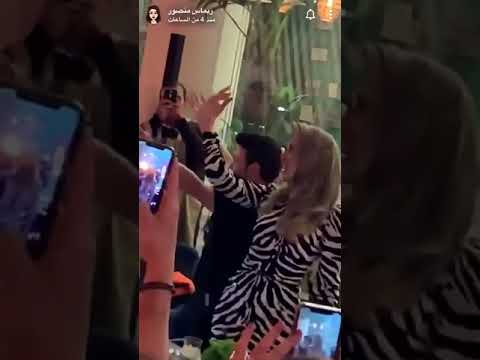 مايا دياب تتمايل داخل احدى كوفيهات البوليفارد بالرياض