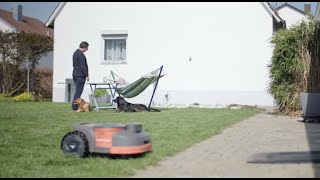 Balance of Life | Segway Navimow Customer Stories
Eduard is a designer obsessed with minimalism and things in order. But with dogs, he has a surprisingly high threshold for chaos. Segway Navimow brings a subtle balance to his orderly chaotic life, by keeping the garden perfect and clean, but also being a quiet friend to the dogs.
Learn more about Segway Navimow: https://navimow.segway.com/
Join our group to see the latest updates: https://www.facebook.com/groups/navimow Balance of Life | Segway Navimow Customer Stories