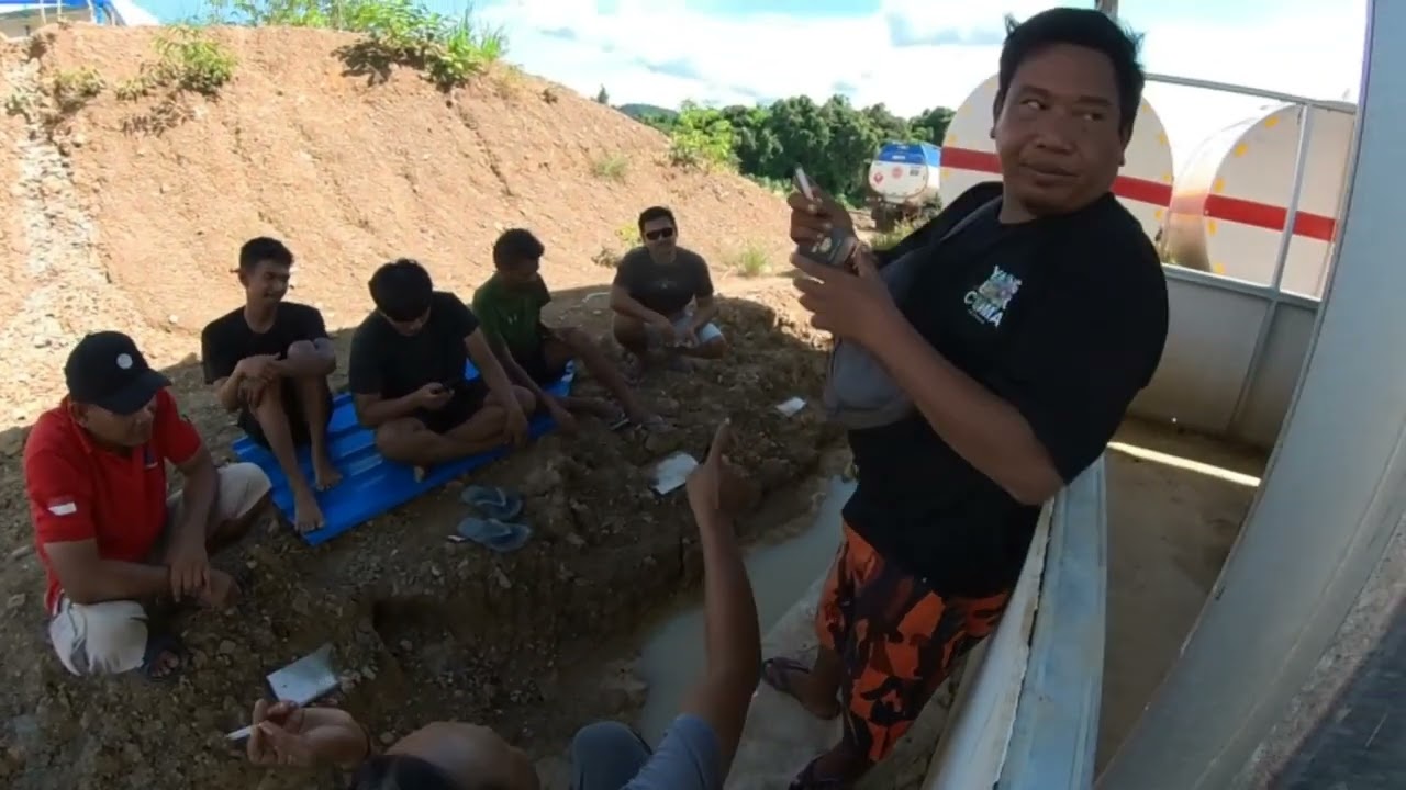 Bau kampas kopling di tanjakan licin bikin hati gelisah.