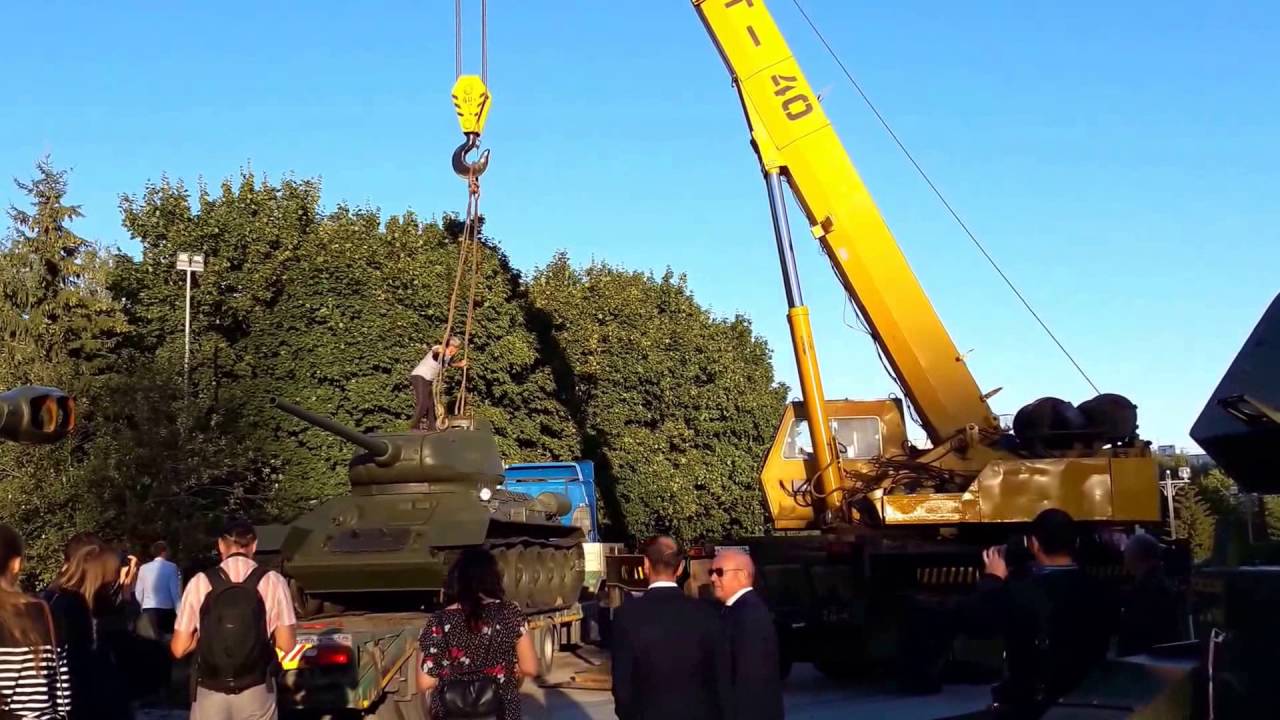 Установка танка Т-34. Парк Победы. Набережные Челны. - YouTube