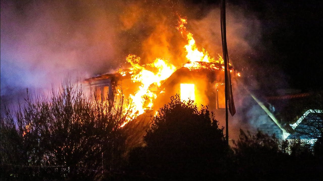 Woonboerderij met rieten dak volledig uitgebrand in Callantsoog | 12/04/2020