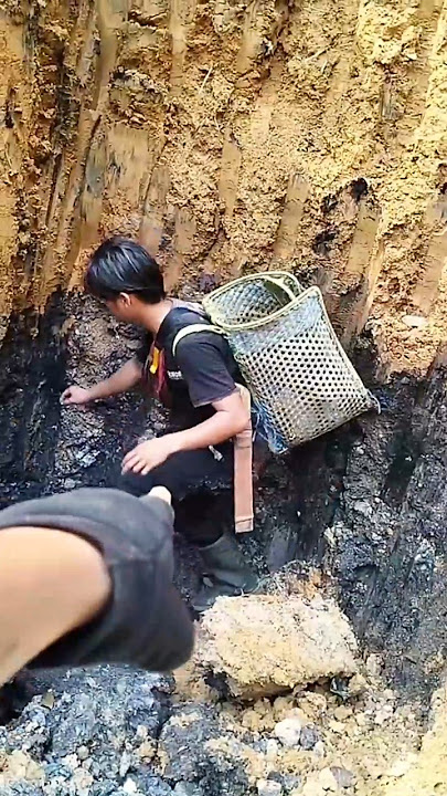 Pantau penemuan tambang batu bara di kedalaman 4 meter #batubara #shorts