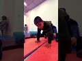 تمرين يعلم الطفل القيام من علي الأرض بمفرده