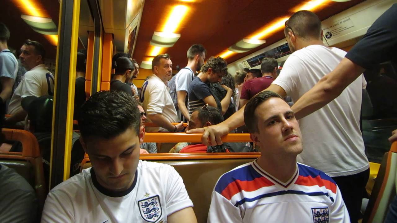 Фанаты в метро Фанаты в метро