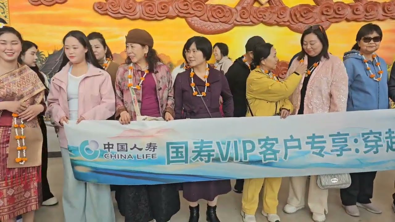 Coj niam tais yawm txiv nkawv mus saib chaw caij nyob hoom nyob plog teb