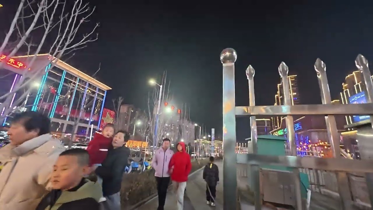 Street photography.The first day of the Chinese New Year. From a third-tier city in Shanxi.街拍实景中国新年。