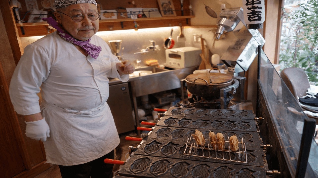 An 82-year-old single-handedly runs a taiyaki shop, offering only