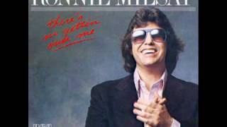 Miniatura de vídeo de "Ronnie Milsap - There's No Gettin' Over Me"