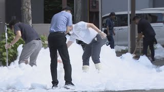 泡が大量に噴出し道路が泡まみれに　ビル1階の駐車場から消火剤が周辺の道路に漏れ出す　暑さで消火装置が誤作動したか　名古屋・中区　