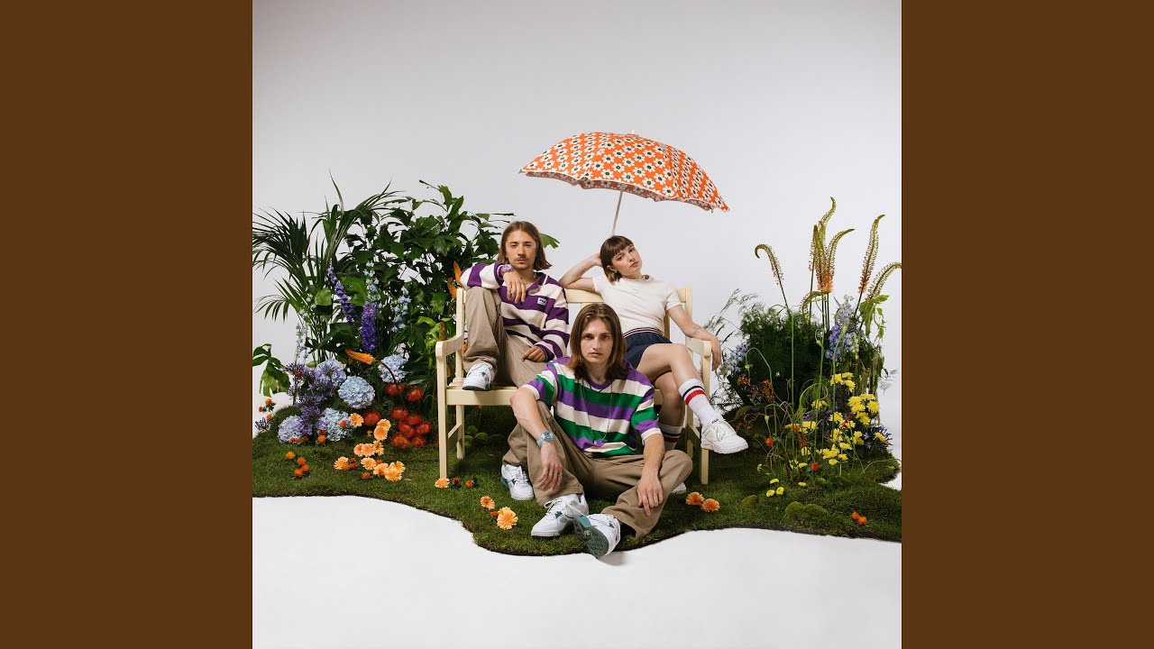 Obejrzyj Solitaire (feat. Zélie) w YouTube Obejrzyj Solitaire (feat. Zélie) w YouTube