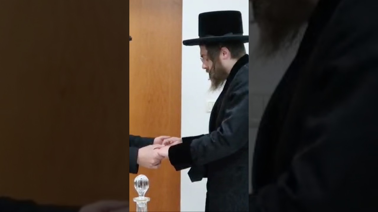 האדמו״ר מסאדיגורה בריקוד בשמחת אירוסי אחד מחסידו