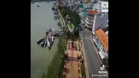 Cần Thơ gạo trắng nước trong. Ai đi đến đó lòng không muốn về