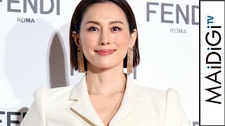 米倉涼子、オール「FENDI」ですらり美脚 グリーンのアイコンバッグでポーズ決める