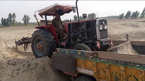 Messey tractor 385 is loading the trolley with front blade/mf385