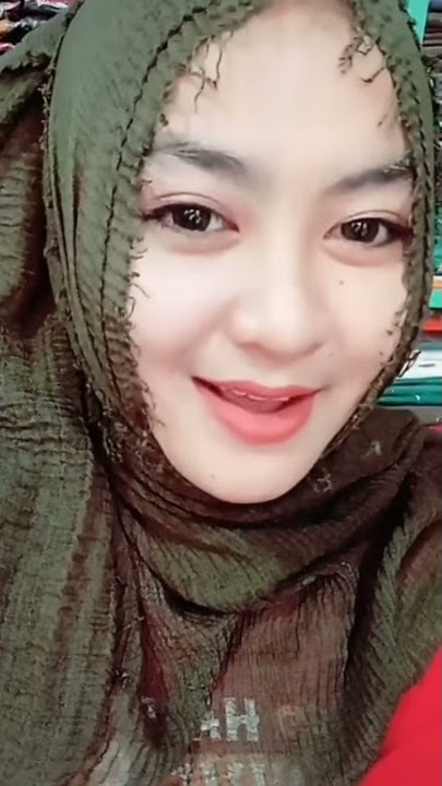 Wanita cantik berhijab tersenyum bikin gemes