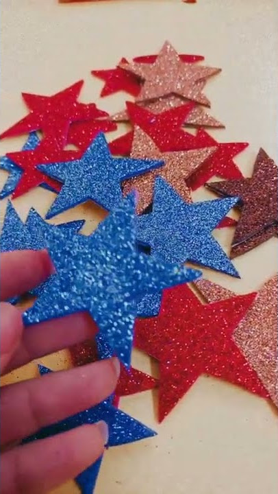 so many stars 🤩 cutting with glitter sheets 🙌🏻