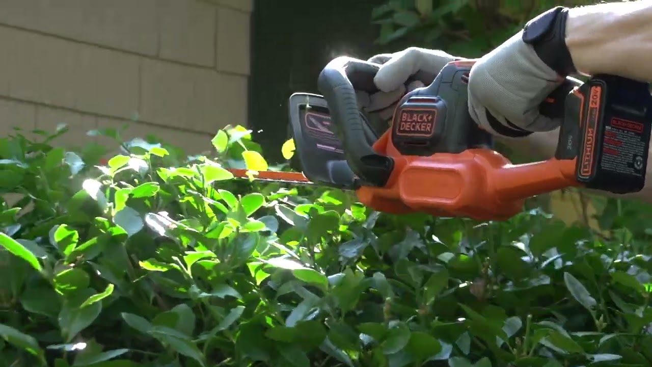 BLACK+DECKER LHT321 POWERCUT 20V MAX 22IN CORDLESS HEDGE TRIMMER