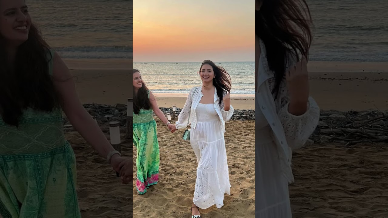 Komal Aziz beach click 