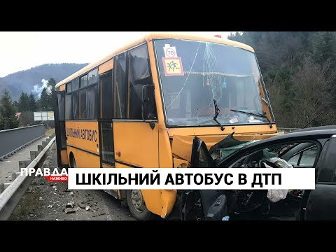 ДТП на Львівщині: шкільний автобус зіткнувся з іномаркою.