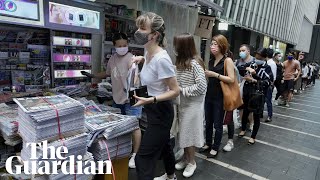 Download Lagu Large crowds queue in Hong Kong for final Apple Daily edition MP3