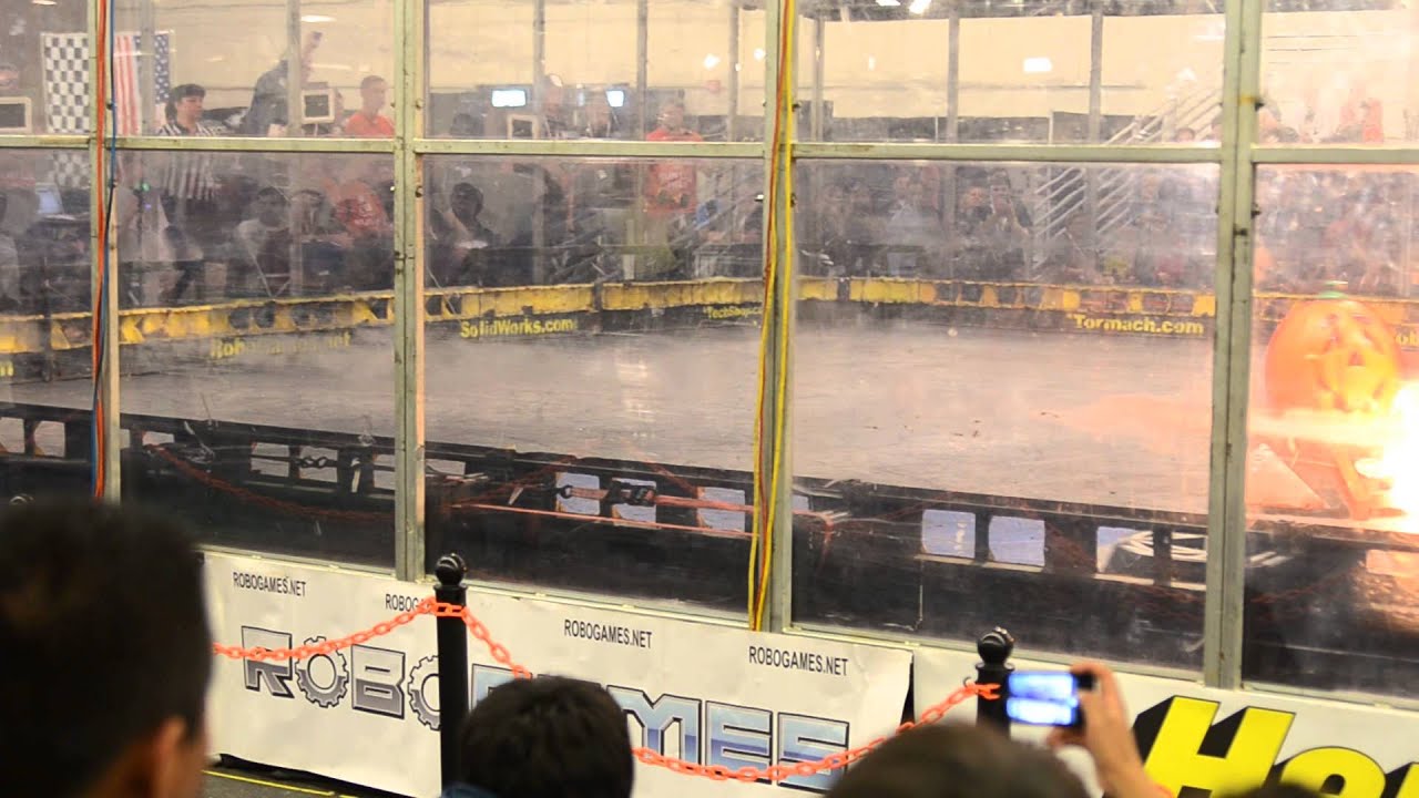 Robot battle: pumpkin wedge plays with fire