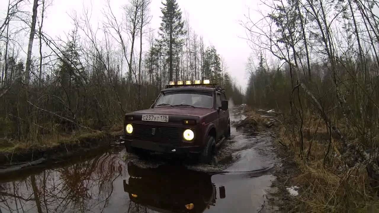 Нива едет под водой
