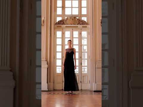 Vestido Longo em organza de seda sobreposta à renda floral e mix de tecidos