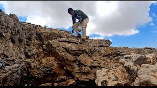 How to build a rock shelter at a dangerous height for survival in the wild