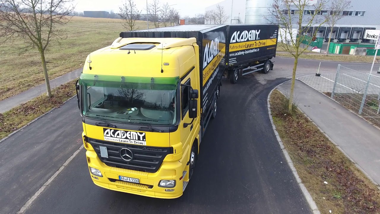 3-Achs LKW mit Drehschemel Rückwärtsbogen fahren