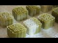 Matcha Snowy Mooncakes with Red Bean Filling 抹茶红豆冰皮月饼