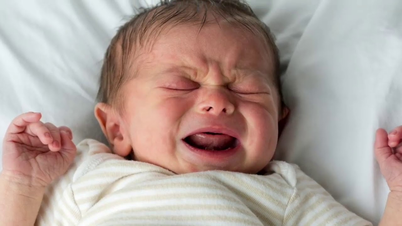 Почему грудные дети плохо. Плачущий ребенок. Новорожденный плачет. Ребенок плачет во сне. Вялый ребенок.