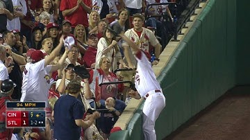 CIN@STL: Holliday reaches into stands for the out