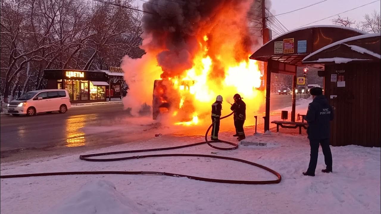11 школа остановка. В Иркутске сгорел автобус. Горящая школа. В Новоленино сгорел автобус.