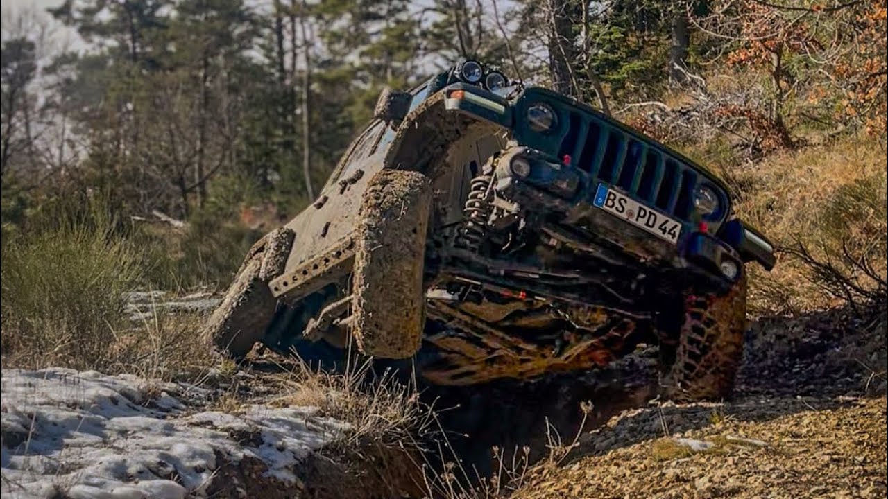 Southern france Offroad Trail Jeep Gladiator threewheeling