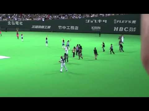 試合終了後稲葉ジャンプ！で2000本をお祝い（2012,5,23)