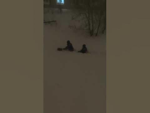 На Сахалине работники скорой помощи пробираются через снег#Сахалин# ...