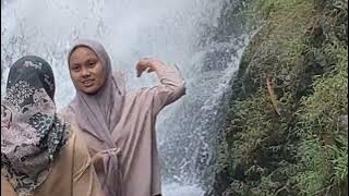 Cewek cantik di air terjun