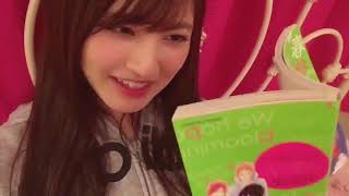 Cewek cantik lagi baca buku