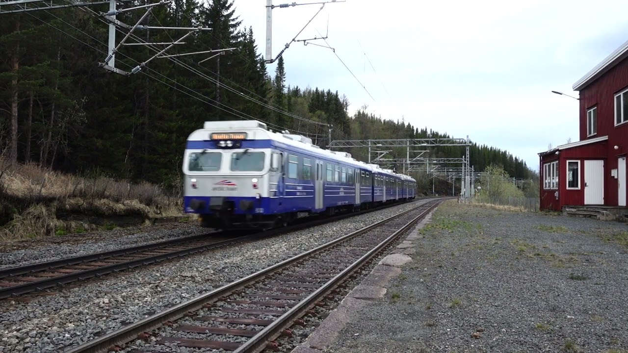 Artic Train BM 69 Viktoriahavn Passerer Straumsnes Stasjon Med Tog Til artic-train-bm-69-viktoriahavn-passerer-straumsnes-stasjon-med-tog-til