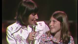 HELEN REDDY with daughter TRACI - YOU AND ME AGAINST THE WORLD Resimi