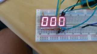 Demonstrando Multiplexação e Persistência de Visão (POV) com Arduino e 3 displays de 7 segmentos